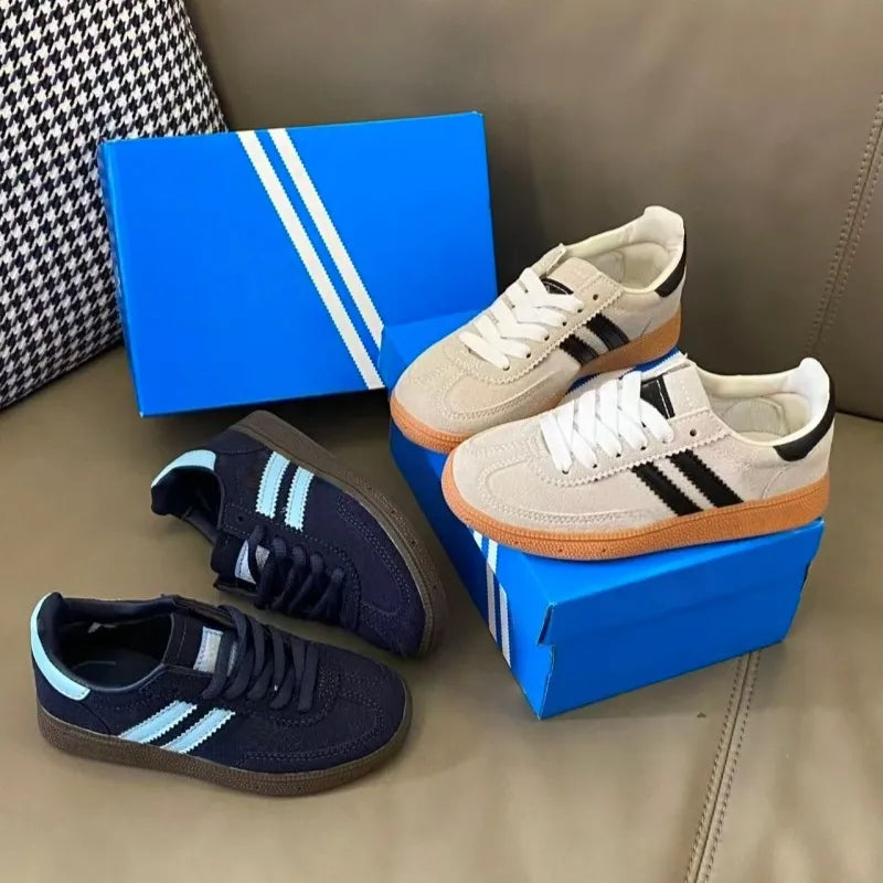 These children's athletic shoes feature a breathable mesh lining and moisture-wicking design, making them suitable for summer wear.