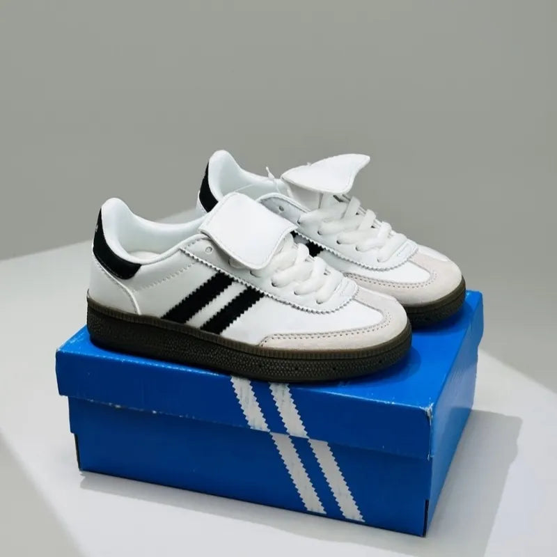 These children's athletic shoes feature a breathable mesh lining and moisture-wicking design, making them suitable for summer wear.