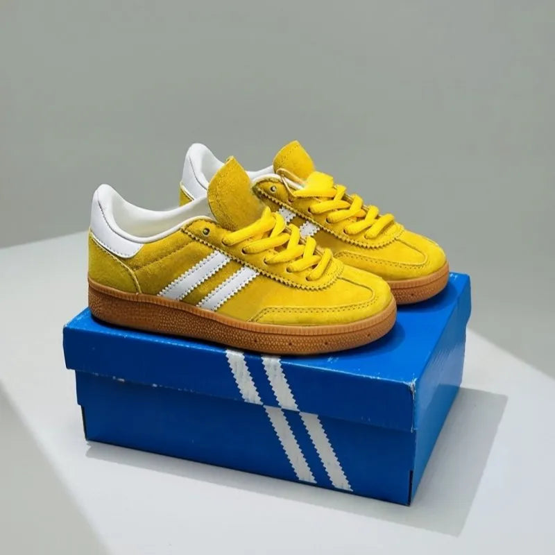 These children's athletic shoes feature a breathable mesh lining and moisture-wicking design, making them suitable for summer wear.