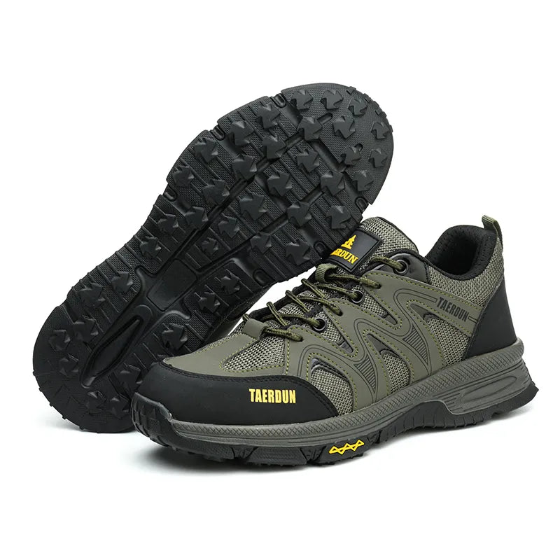 Men's outdoor work safety shoes, highly weather-resistant.