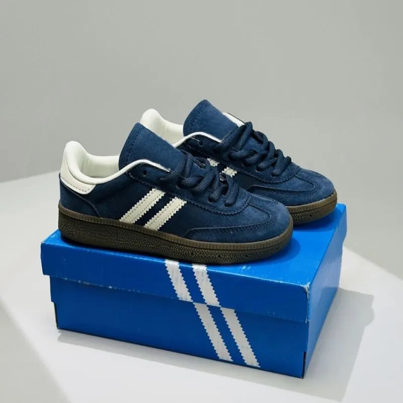 These children's athletic shoes feature a breathable mesh lining and moisture-wicking design, making them suitable for summer wear.
