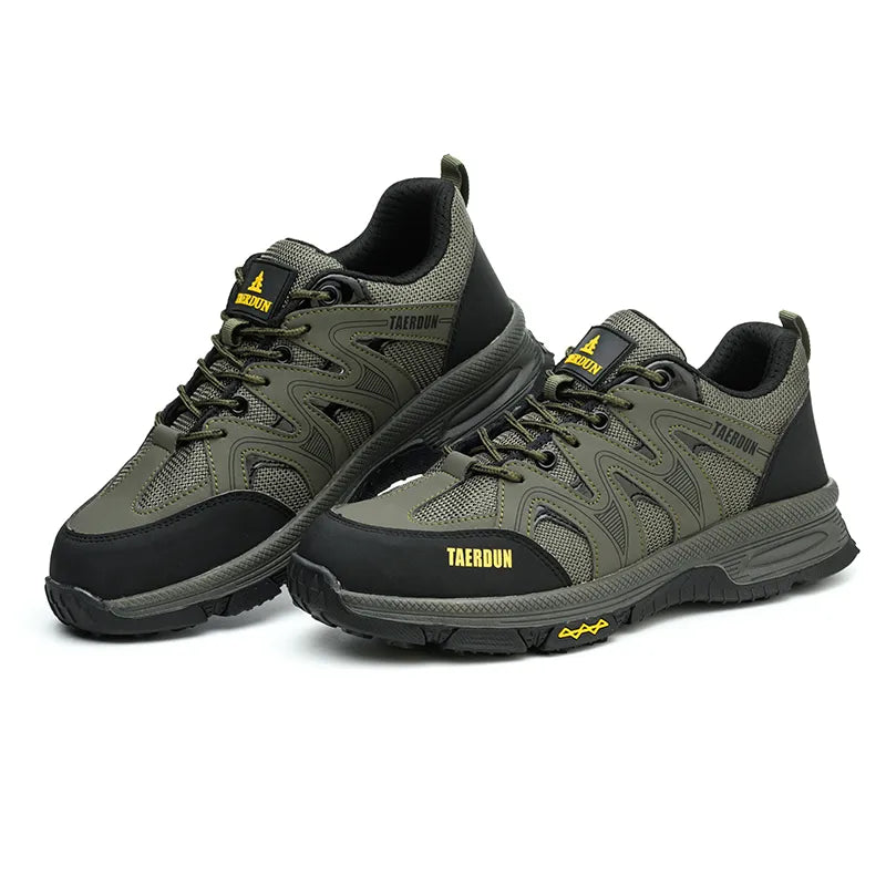 Men's outdoor work safety shoes, highly weather-resistant.