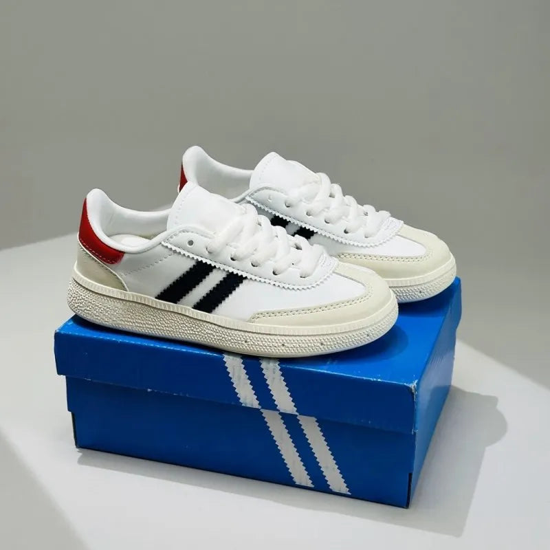 These children's athletic shoes feature a breathable mesh lining and moisture-wicking design, making them suitable for summer wear.