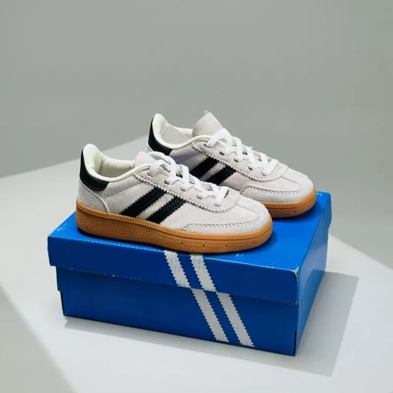 These children's athletic shoes feature a breathable mesh lining and moisture-wicking design, making them suitable for summer wear.
